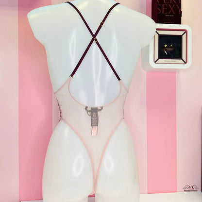 Bílá figurína s růžovým a černým postrojem od Victoria’s Secret na produktu Luxusní Plyšový Medvídek