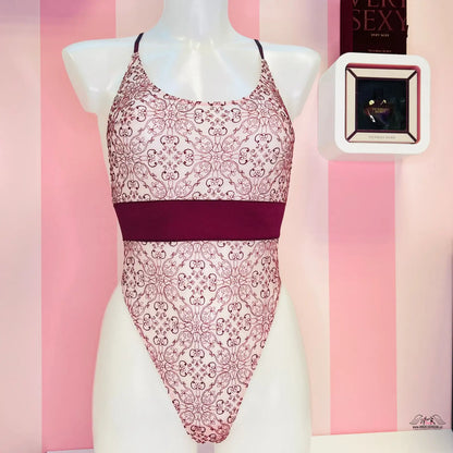 Mannequin in pink and white bodysuit showcasing Luxusní Plyšový Medvídek od Victoria’s Secret
