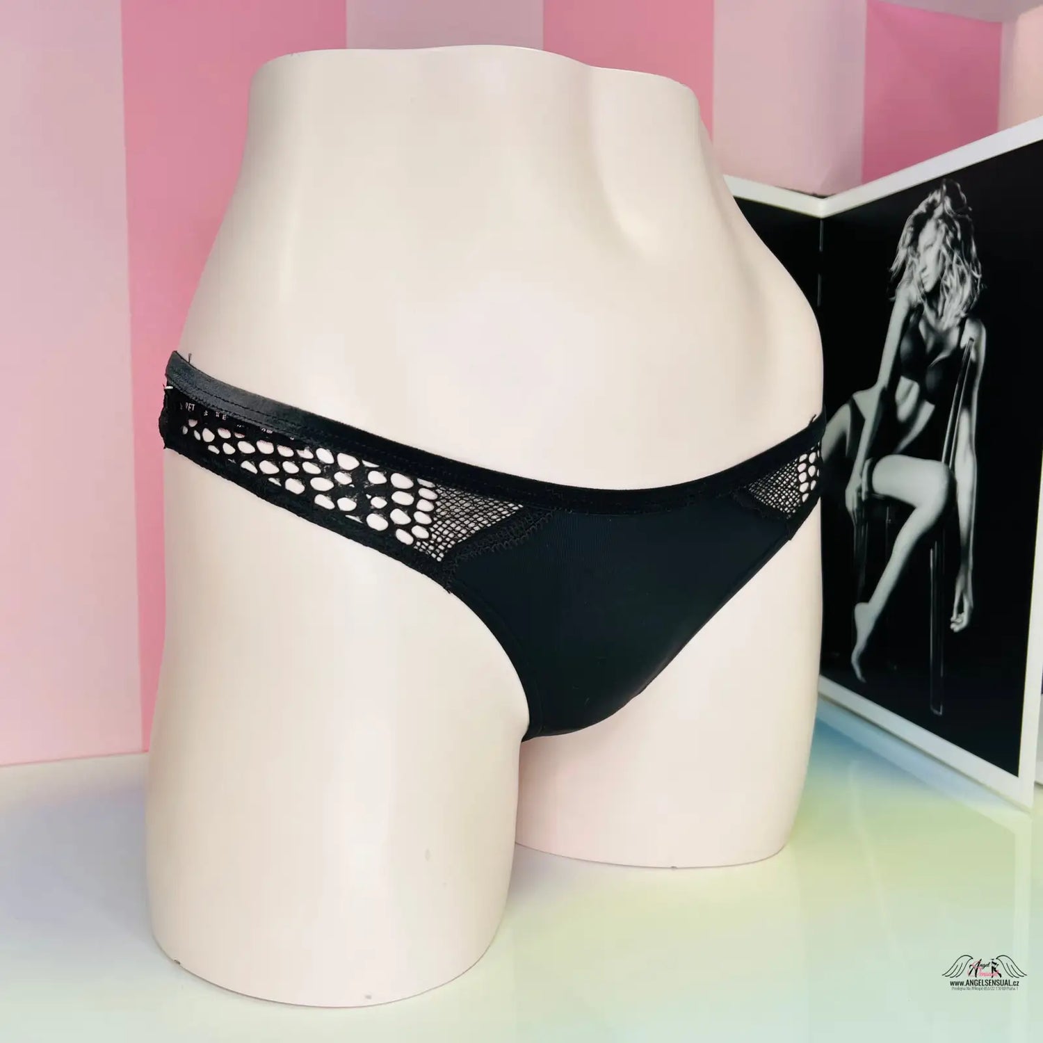 Černá tanga s síťovinou v produktu Luxusní Prošívaná Tanga s Hebkým Sametovým Okrajem