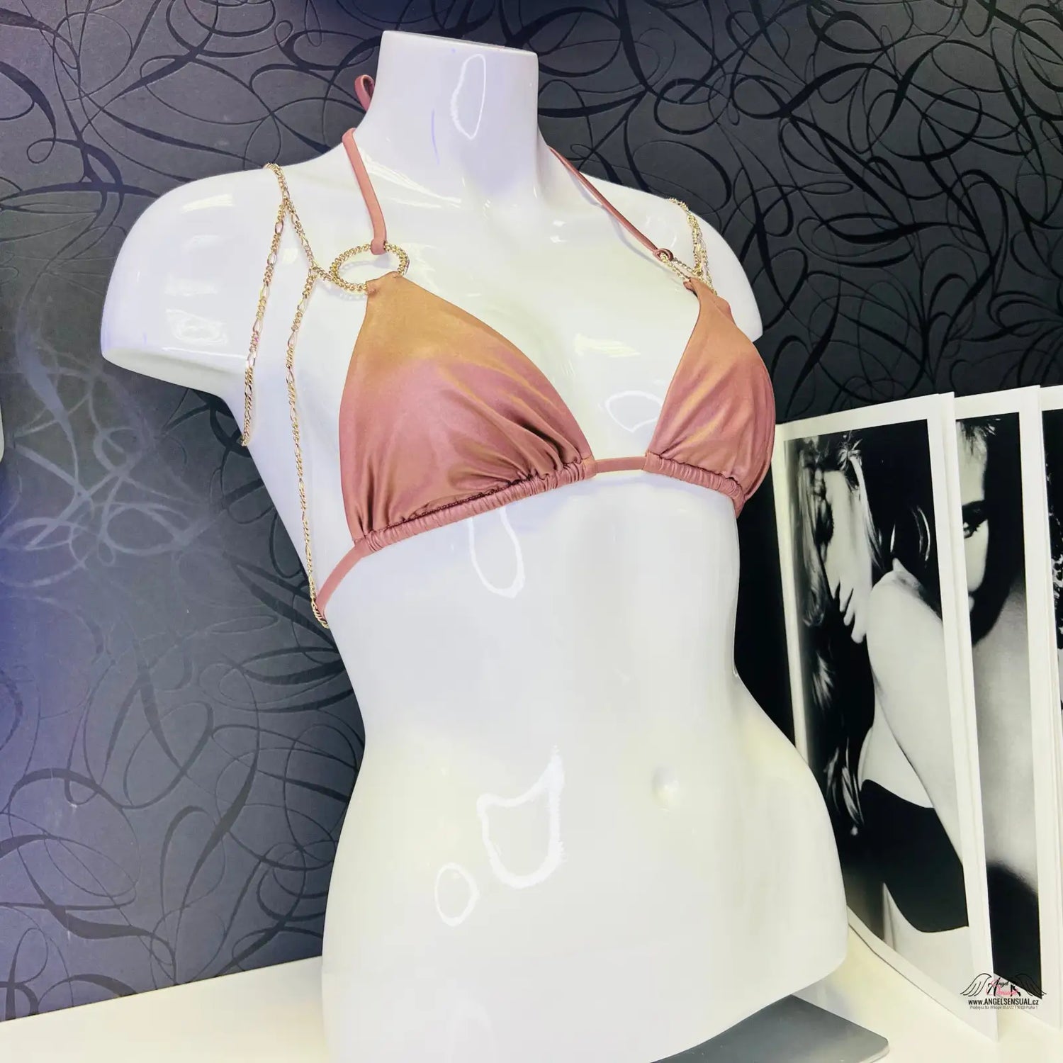 Růžový bikinový top na bílé figuríně, Luxusní Růžový Horní Díl Plavek