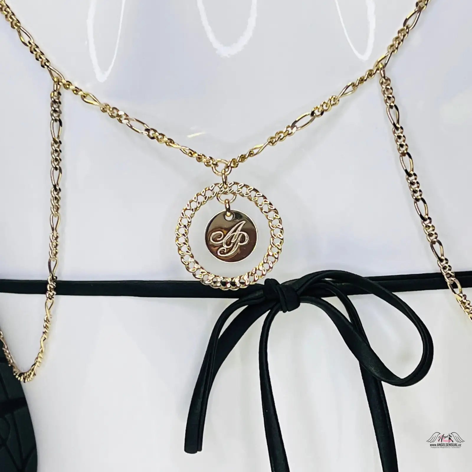 Zlatý náhrdelník s kruhovým přívěskem a monogramem ozdobený rhinestones