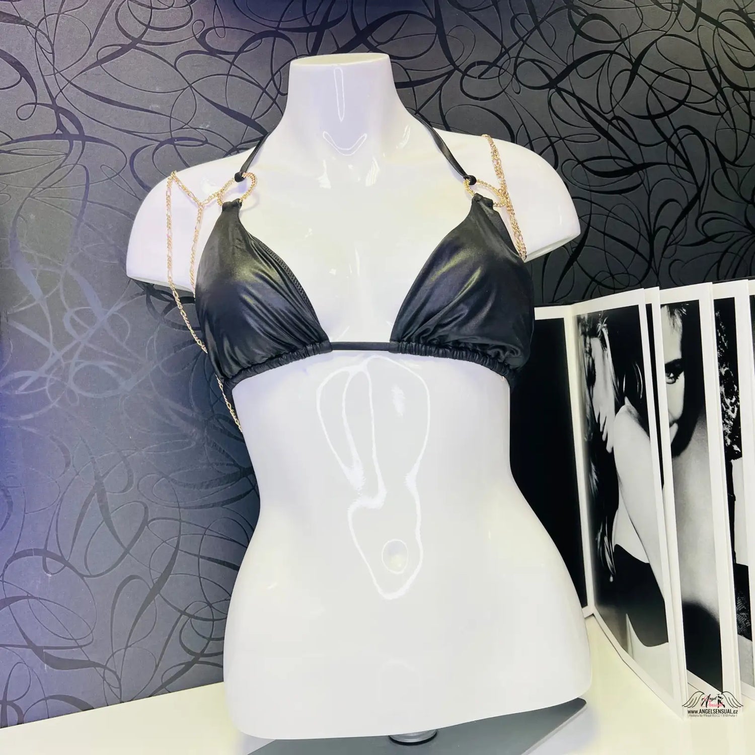 Bílý manekýn s černým bikini topem, součást Luxusního Růžového Horního Díl Plavek
