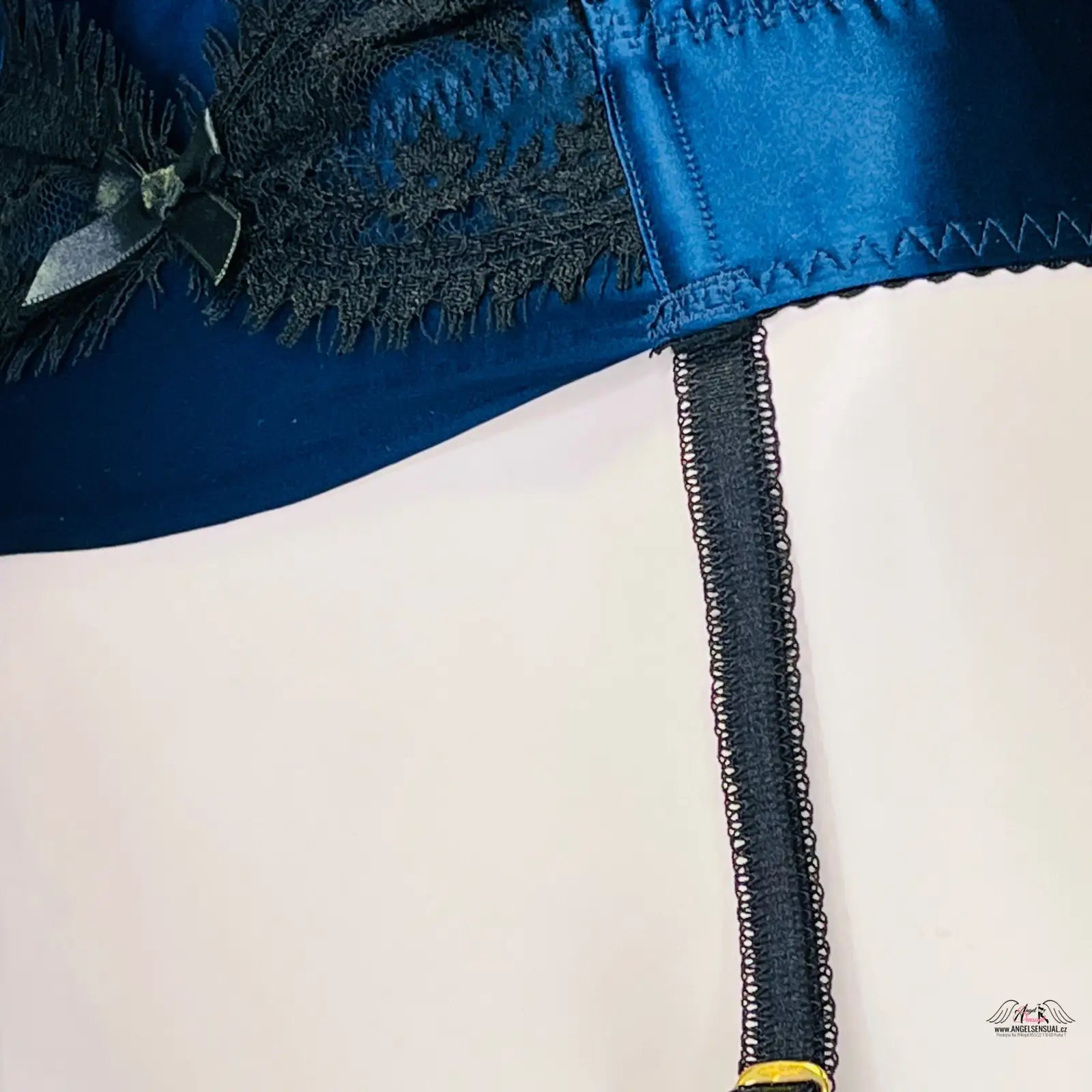 Detailní pohled na modrou bundu s zipem Luxusní Stephanee Waspie