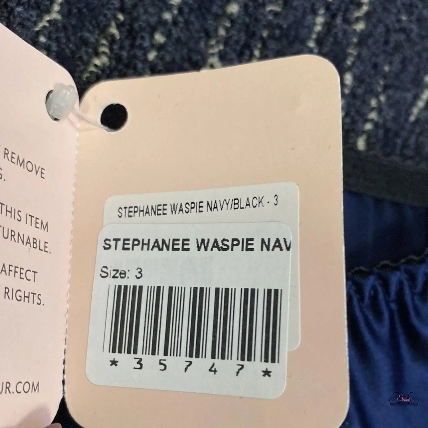 Růžový obal na telefon s cenovkou z Luxusní Stephanee Waspie, námořnická elegance