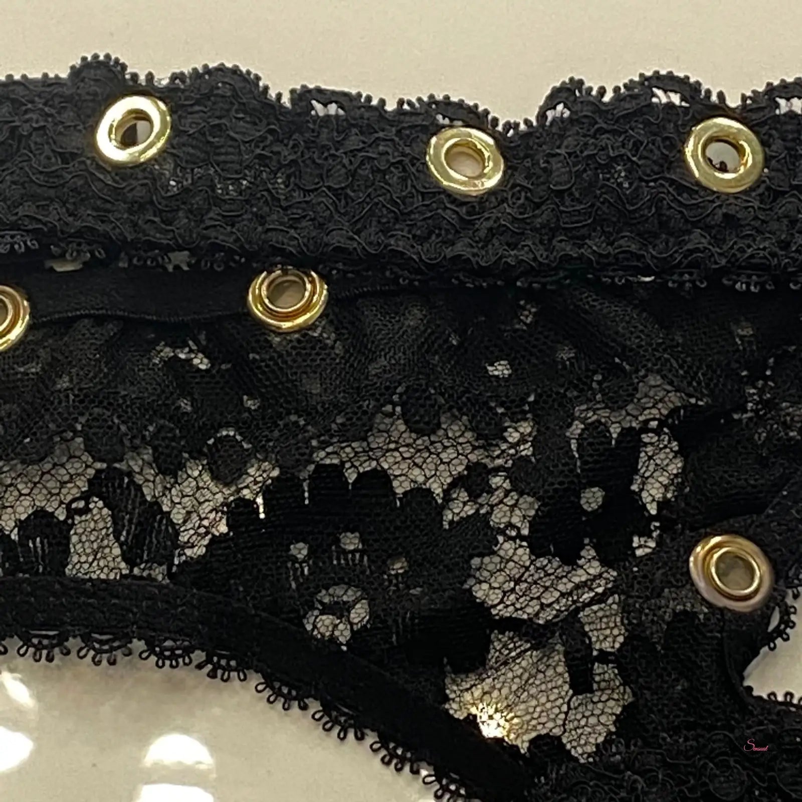 Černý krajkový oděv se zlatými očky, Luxusní Stevie Suspender s rockovým šarmem