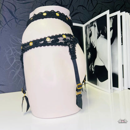 Černý krajkový podvazek se zlatými akcenty z produktu Luxusní Stevie Suspender