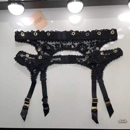 Černý krajkový podvazkový pás se nastavitelnými popruhy v elegantním designu