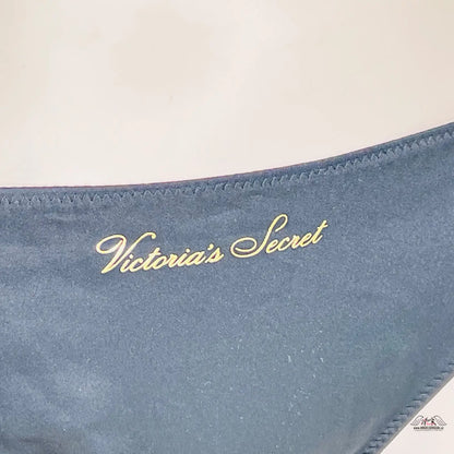 Modrá sametová kabelka s nápisem Victoria Lee k luxusním bikiny