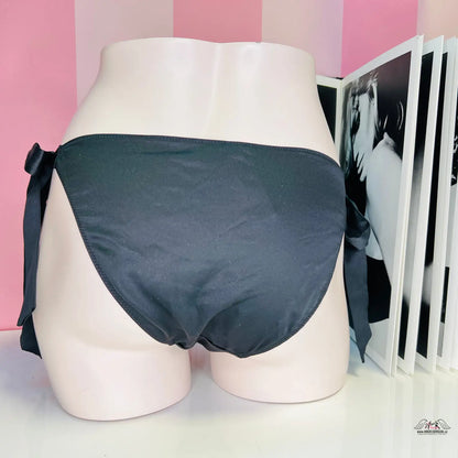 Černé bikiny s mašlí a zlatým písmem, elegantní design pro plážový styl