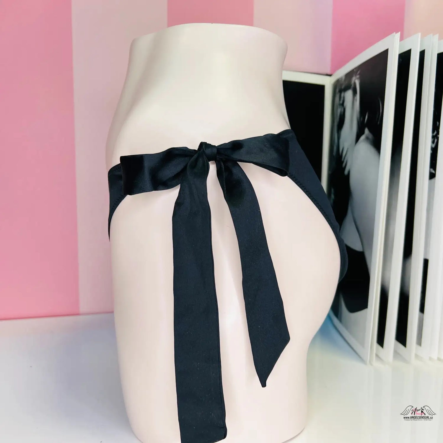 Černá kravata na manekýně u Luxusní String Cheeky Bikiny s Elegantní Mašlí