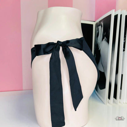 Černá kravata na manekýně u Luxusní String Cheeky Bikiny s Elegantní Mašlí