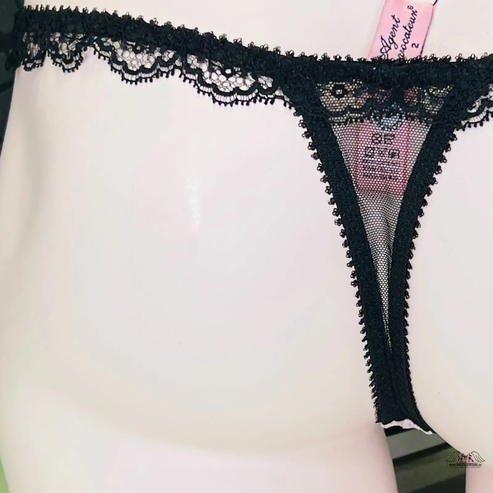 Černé krajkové tanga Luxusní Tanga Fifi pro eleganci a pohodlí