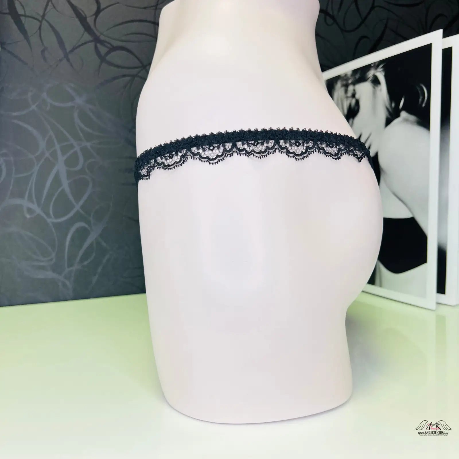 Černá krajková podvazková páska k Luxusním Tangům Fifi pro eleganci a pohodlí