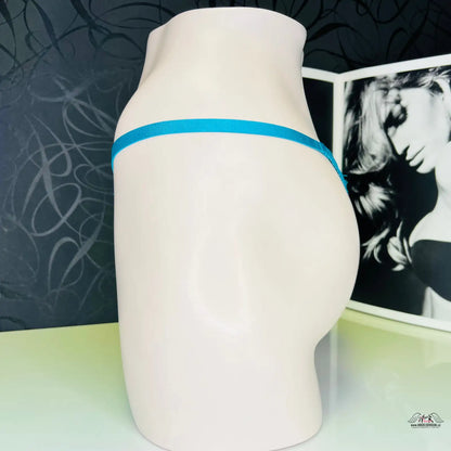 Turquoise tanga na manekýně z Luxusní Tanga Lavelle s krajkovými detaily