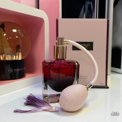 Láhev parfému vedle krabičky Luxusní Vůně od Victoria’s Secret elegance
