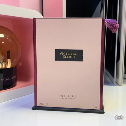 Detailní záběr na parfém Luxusní Vůně od Victoria’s Secret na stole