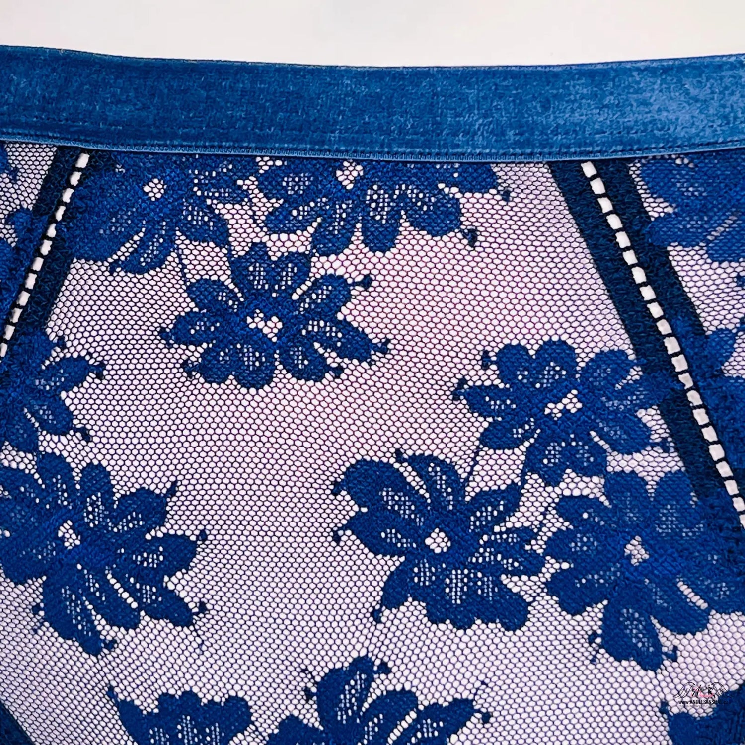 Modrá krajková sukně s bílým krajkovým lemem z Luxusní Výšivkové Tanga od Elegantní módy