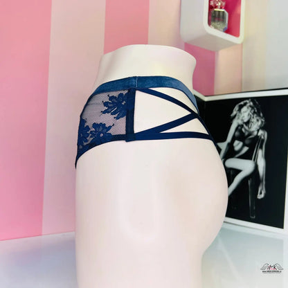 Mannequin with blue lace bra showcasing Luxusní Výšivková Tanga od Elegantní módy