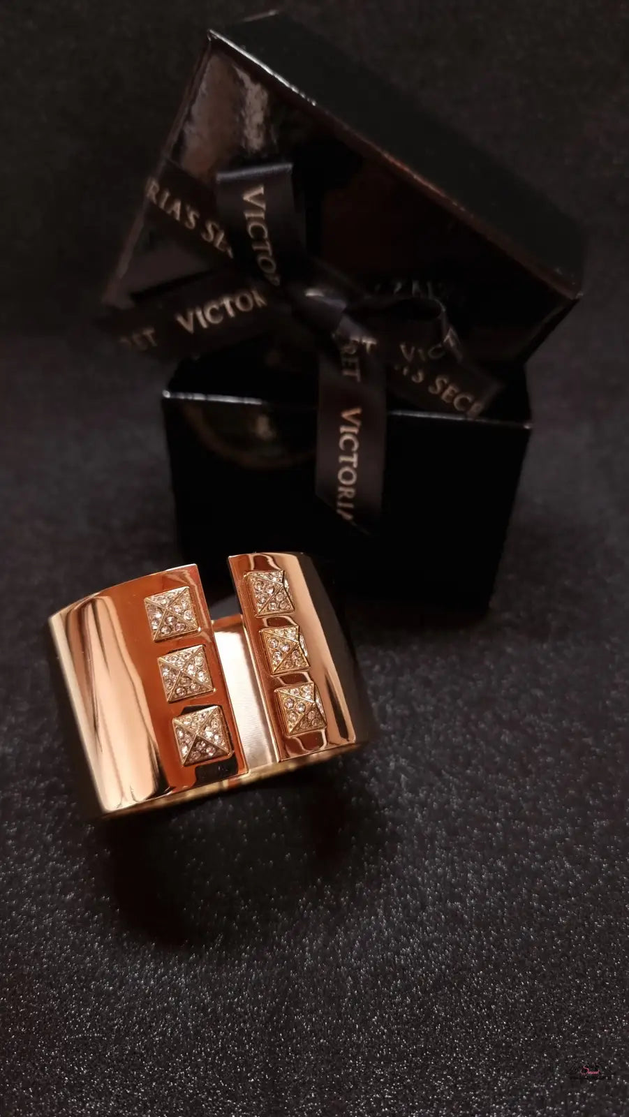 Rose gold cuff bracelet with square studs from Luxusní Zlatý Náramek s Třpytivými Kamínky