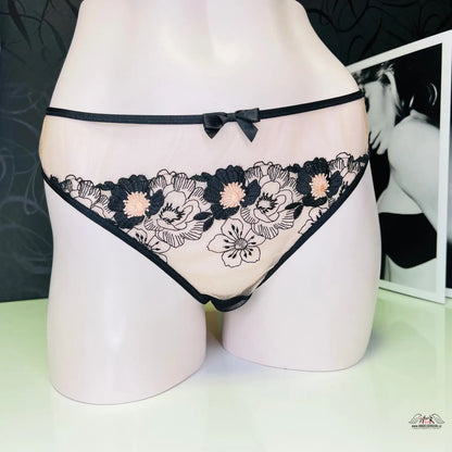Floral embroidered lingerie from Magický půvab v Tangách od Agent Provocateur