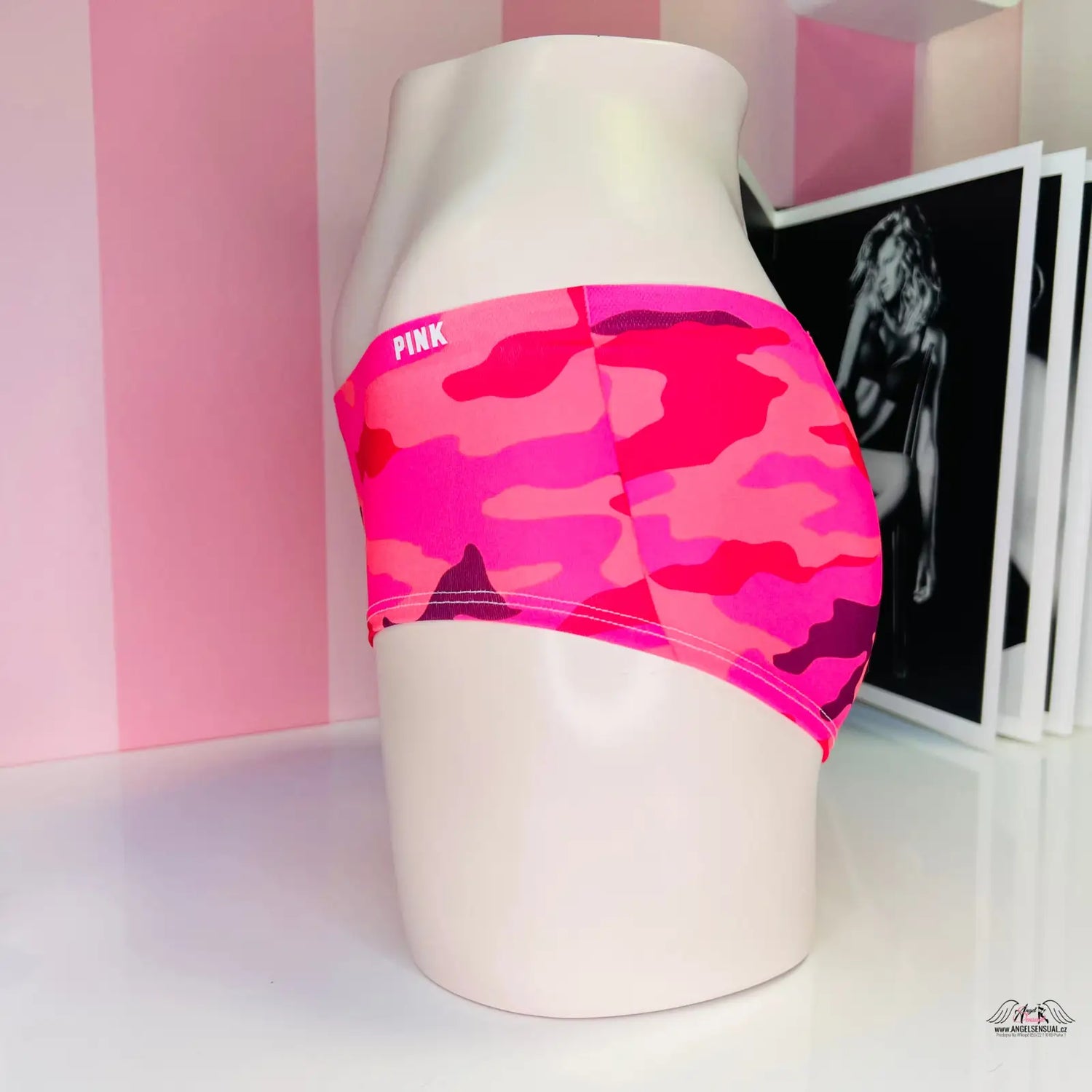 Růžové maskáčové kalhotky na manekýně pro stylový a pohodlný každodenní look