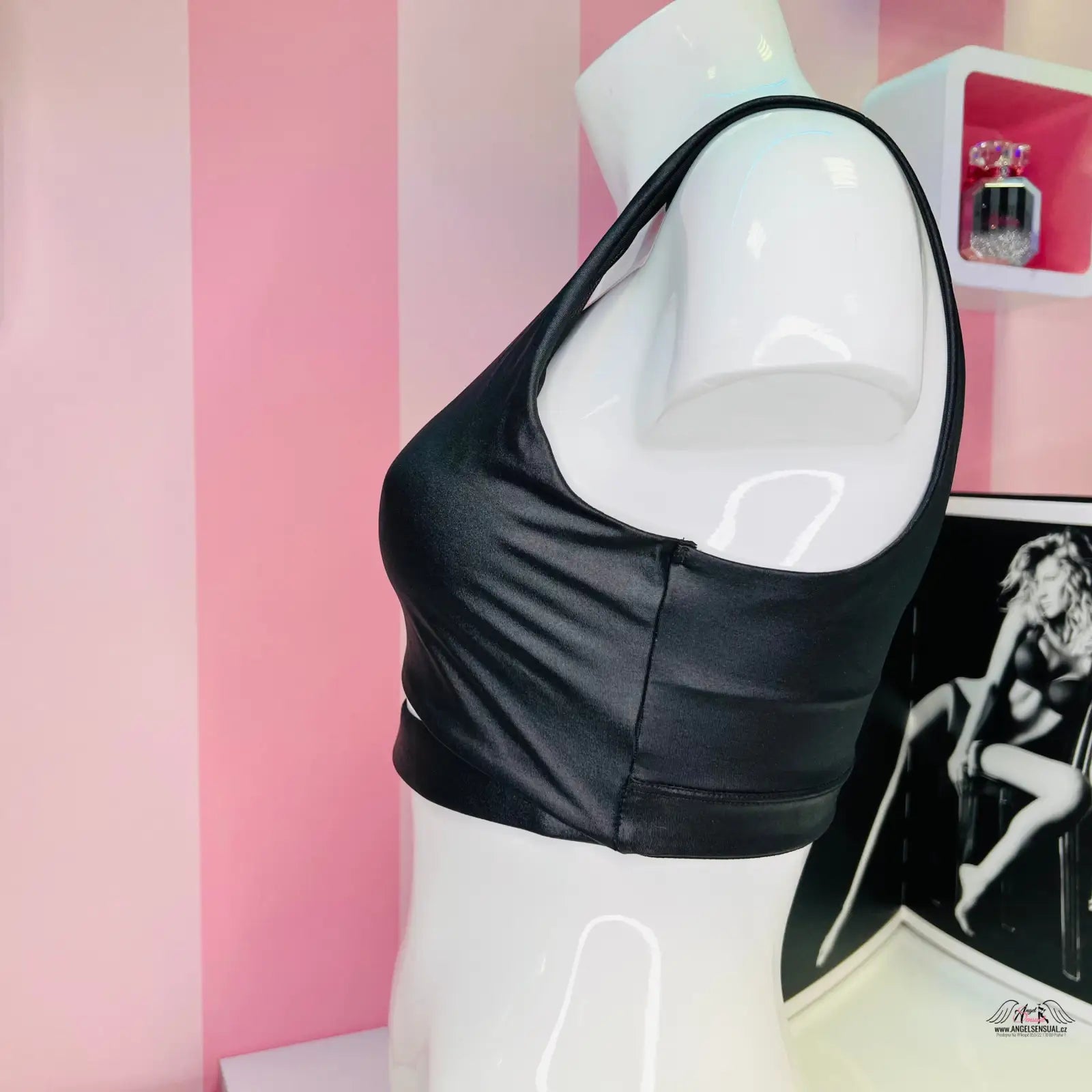 Černý koženkový crop top z kolekce Maximální Pohodlí pro aktivní životní styl
