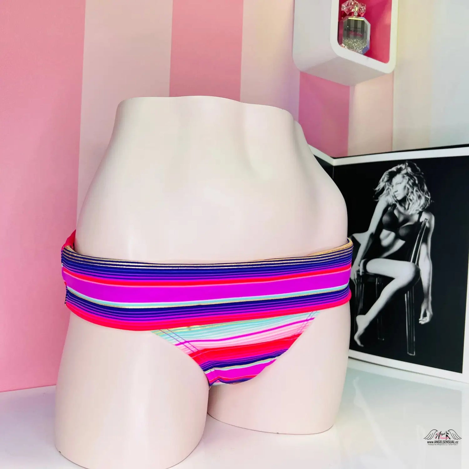 Pruhované růžové a fialové bikinové kalhotky na modelu pro plážové bohyně