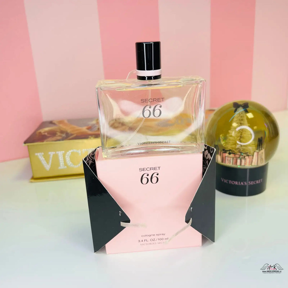 Čtvercová parfémová láhev s černým víčkem od Victoria’s Secret