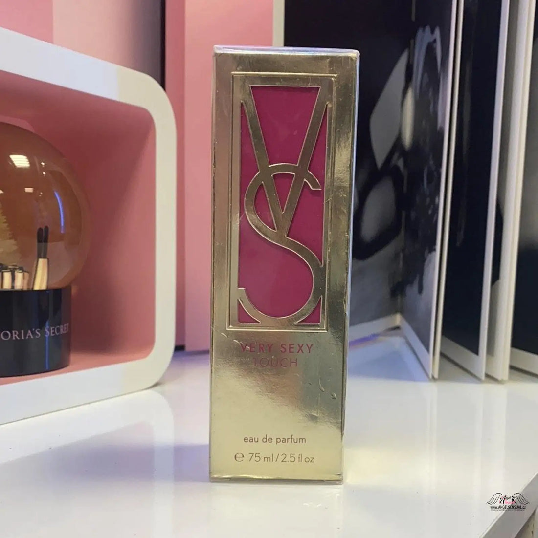 Detailní záběr na láhev parfému Neodolatelná Vůně Svůdnosti od Victoria’s Secret