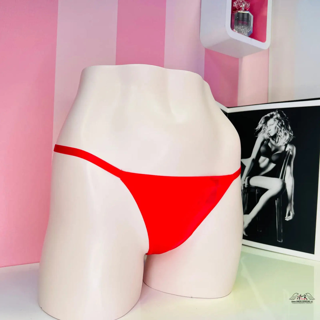Červené string bikiny na manekýně, model Neuvěřitelně Pohodlná Tanga