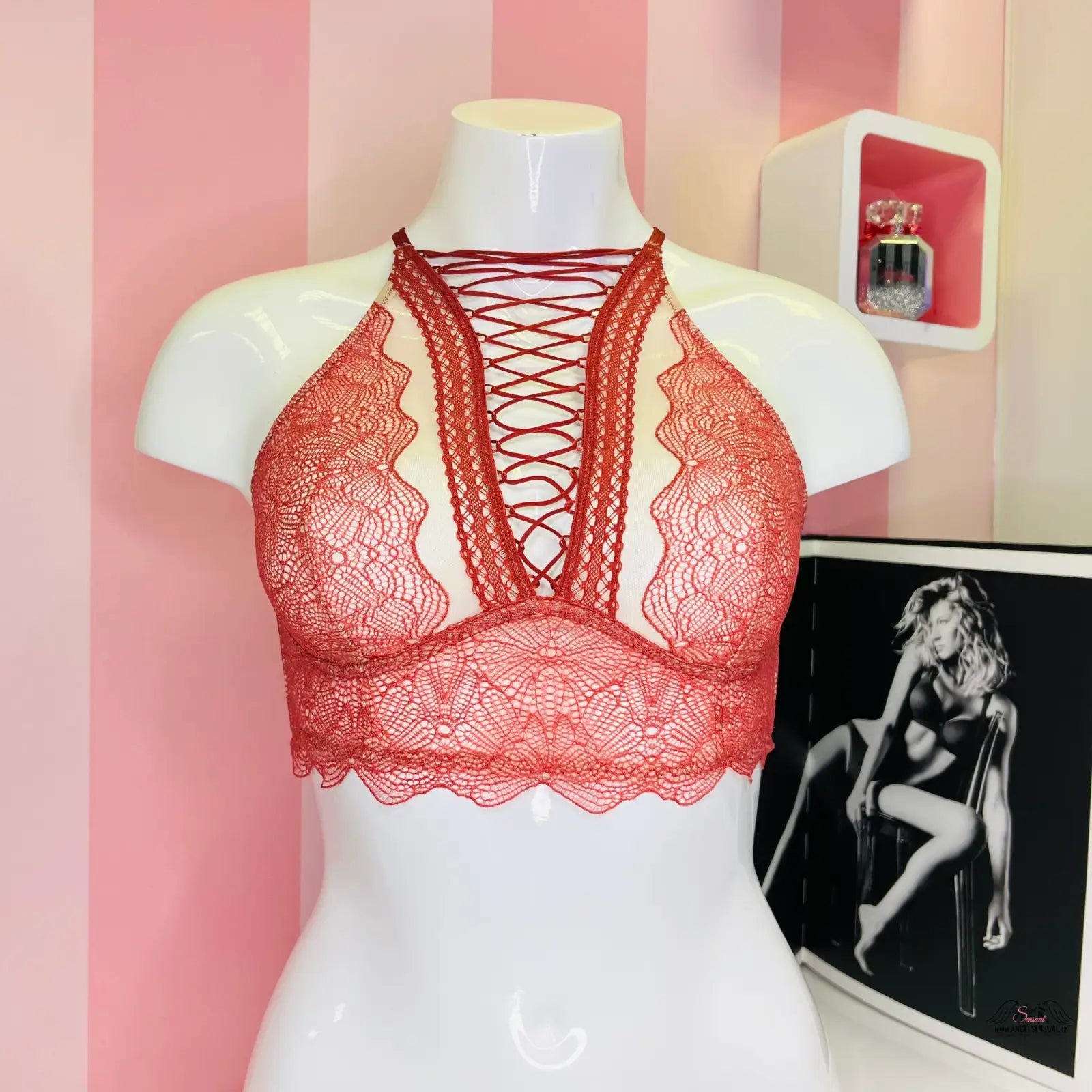 Červené braletko na figuríně v místnosti pro elegantní Victoria’s Secret produkt