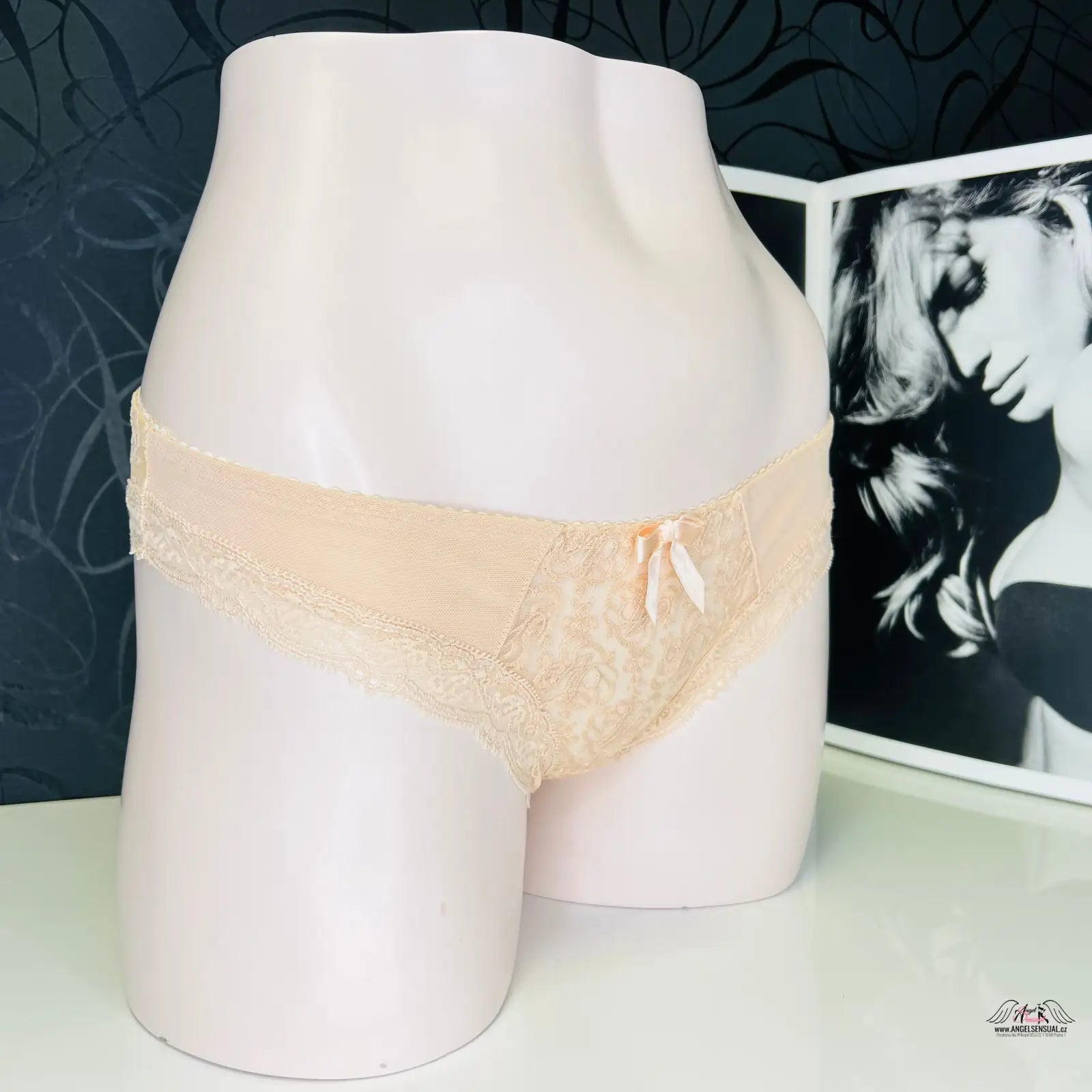 Růžové krajkové kalhotky s mašlí z kolekce Mercy pro elegantní vzhled