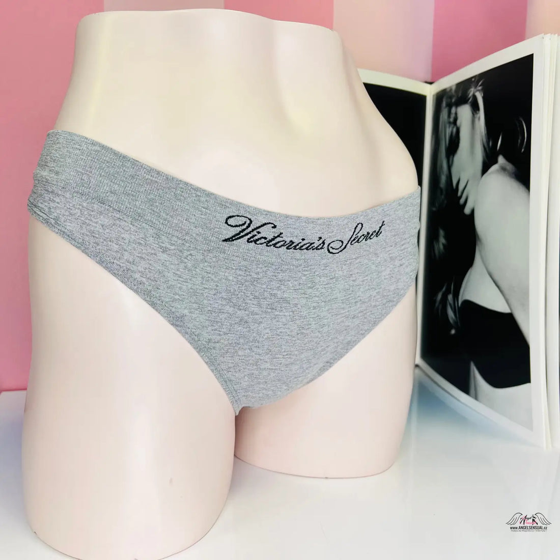 Bílé tanga Agent Provocateur s nápisem love pro elegantní svůdnost