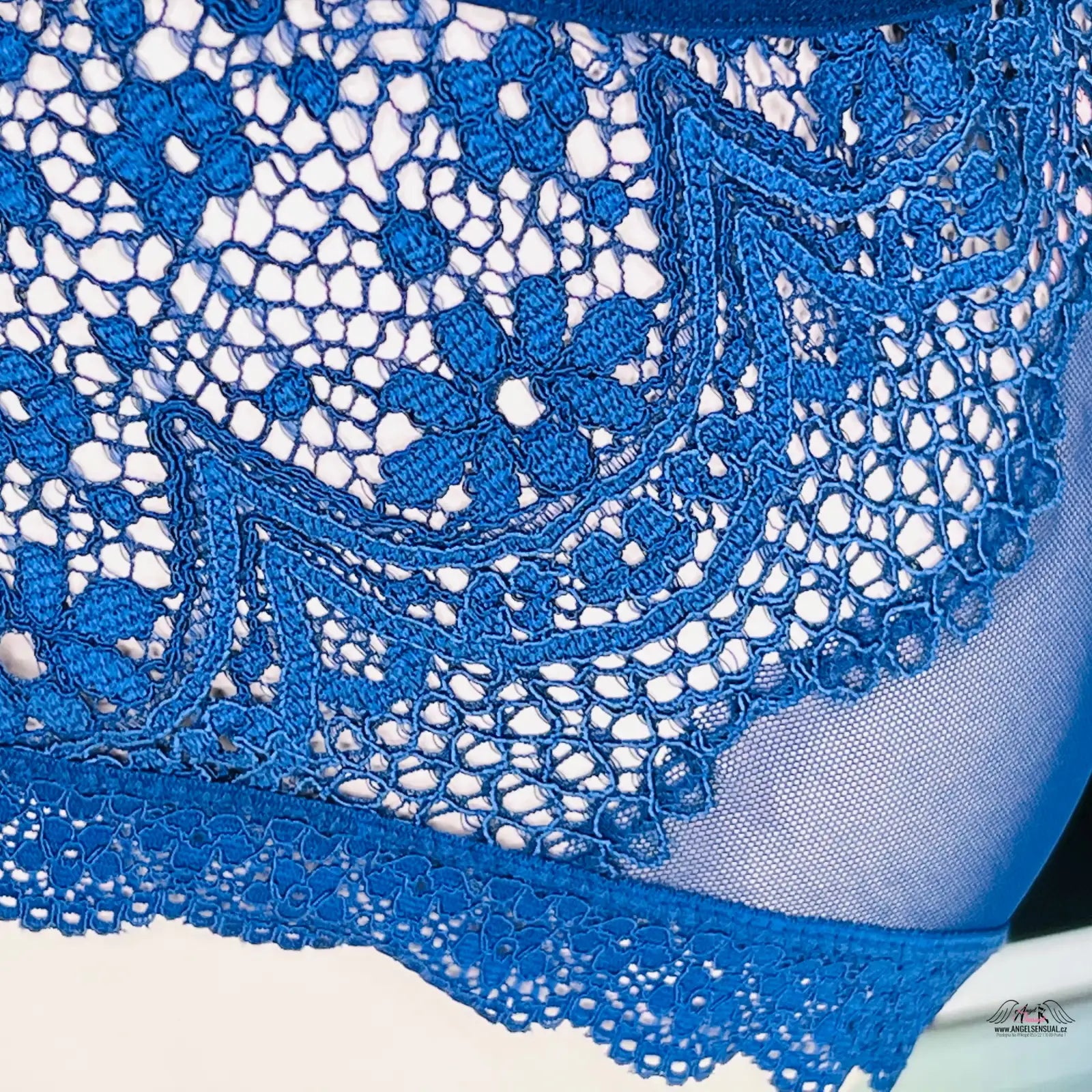 Detailní modrá krajka s květinovým vzorem a vlnkovým okrajem pro elegantní kalhotky