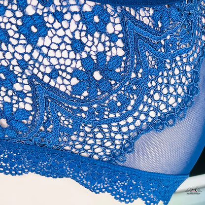 Detailní modrá krajka s květinovým vzorem a vlnkovým okrajem pro elegantní kalhotky