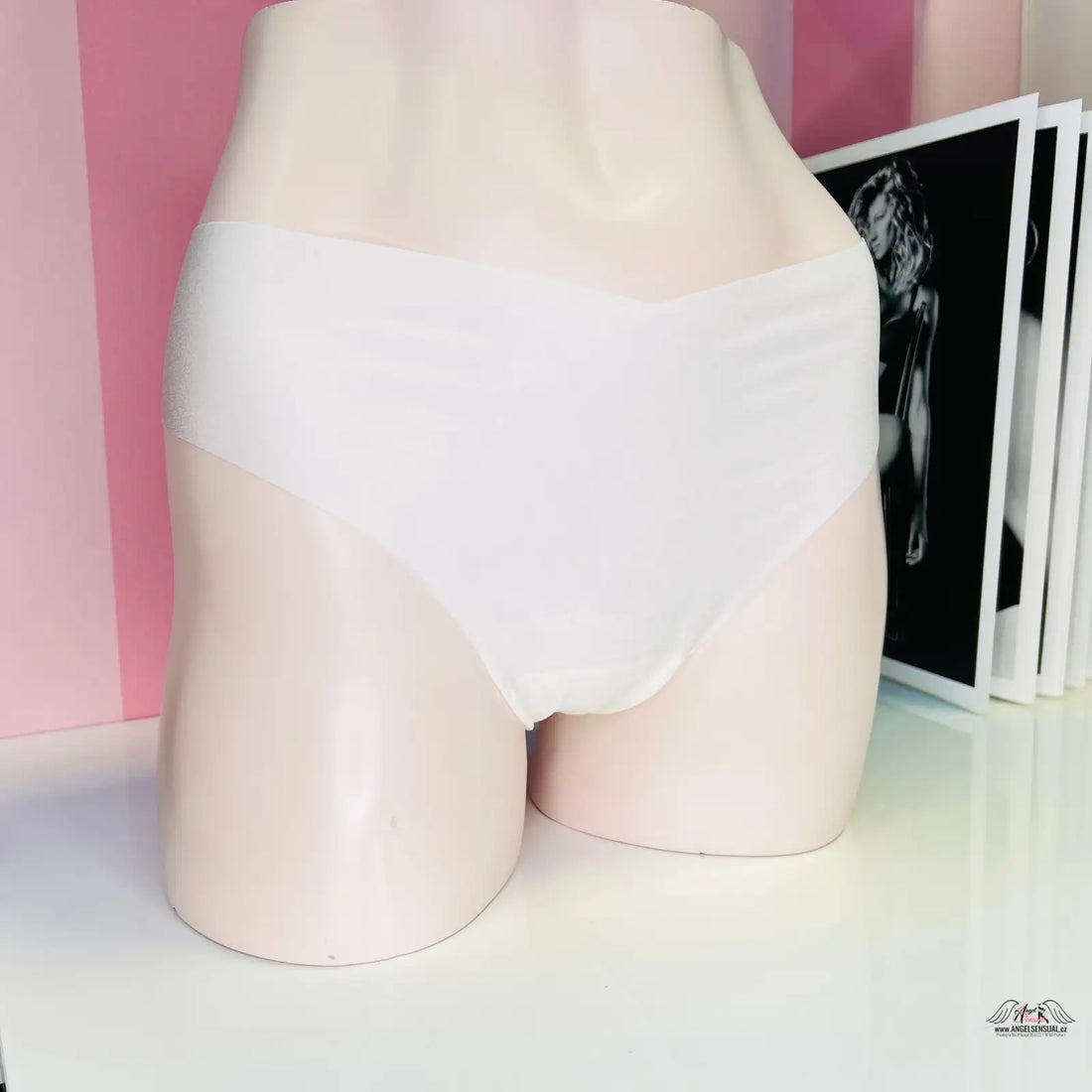 Bílé dámské spodní prádlo bez švů od značky Victoria’s Secret