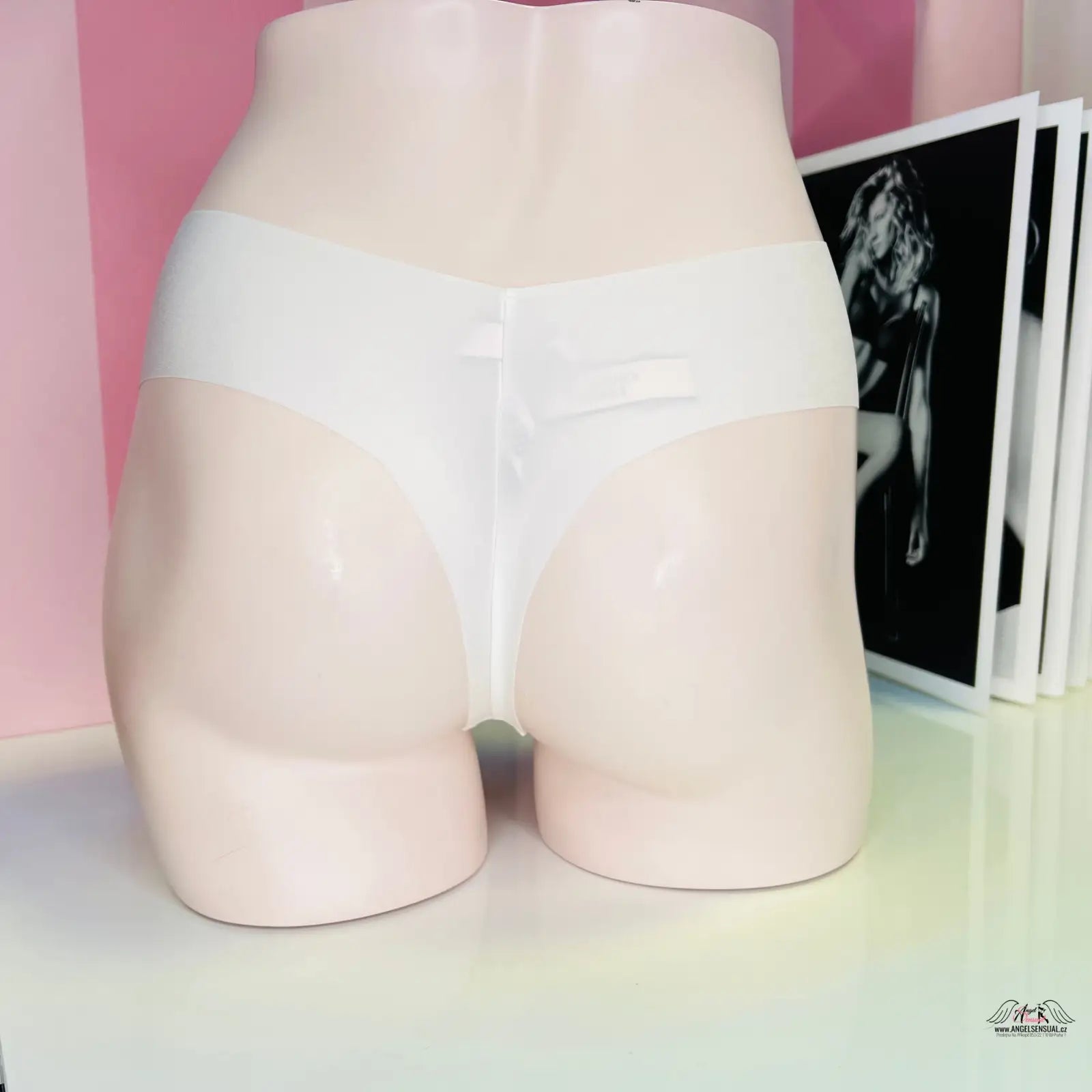 Bílý manekýn s torzem v spodním prádle Victoria’s Secret bezešvých tang