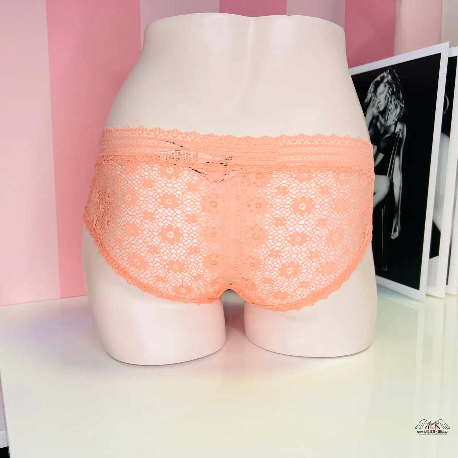Růžové krajkové spodní prádlo na torzu manekýna pro romantické chvíle
