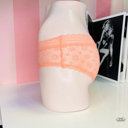 Manekýn s broskvově růžovými krajkovými kalhotkami pro romantické chvíle