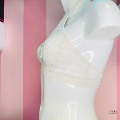 Manekýn s bílou podprsenkou na růžově pruhované zdi Victoria’s Secret