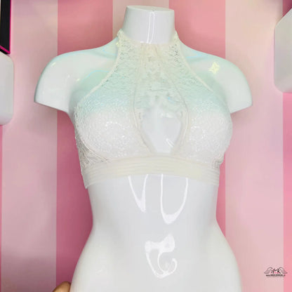 Manekýn s bílou podprsenkou na růžově pruhované zdi Victoria’s Secret