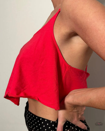 Červený jednoramenný crop top z kolekce Objevte Luxus a Pohodlí s Angel