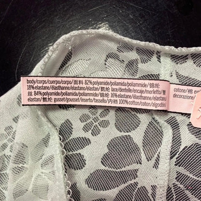 Krajek štítek s detaily složení tkaniny pro elegantní neviditelné bikiny
