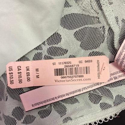 Krajkové kalhotky Victoria’s Secret s cenovkou z elegantní kolekce Objevte Půvab