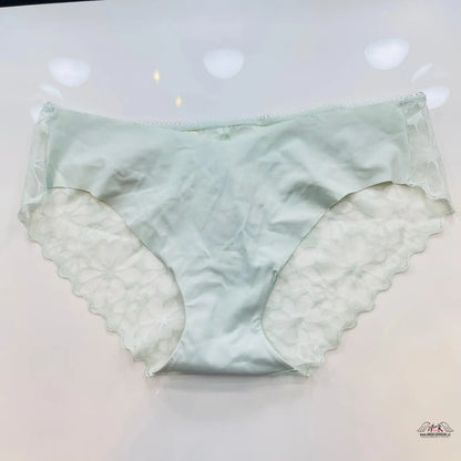 Světle modré kalhotky s krajkovým lemem v elegantním designu