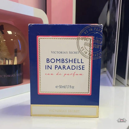 Krabička parfémů na stole, Objevte rajskou vůni Bombshell in Paradise od Victoria’s Secret