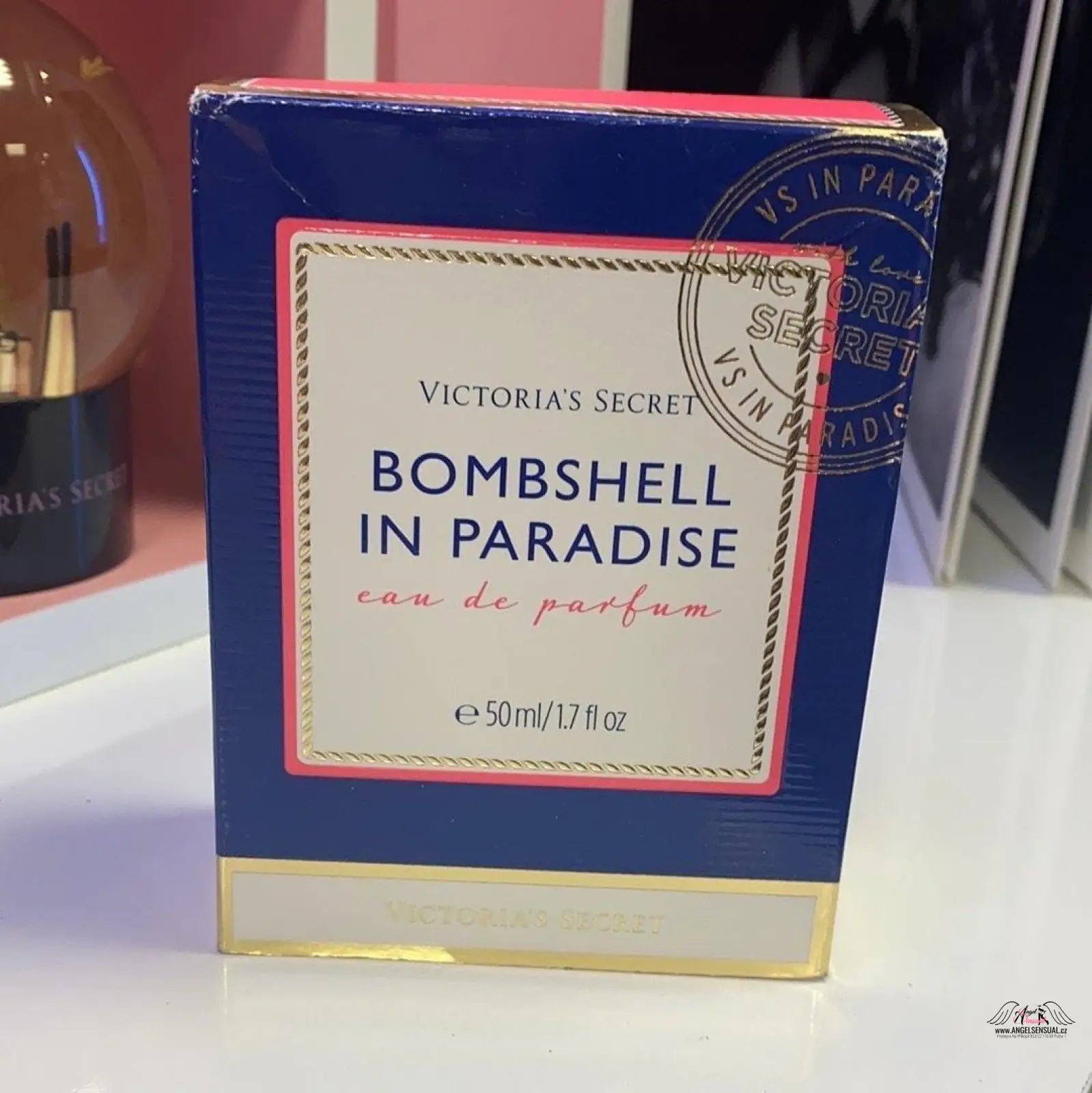 Krabice parfémů na stole, Objevte rajskou vůni Bombshell in Paradise od Victoria’s Secret