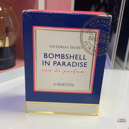 Krabice parfémů na stole, Objevte rajskou vůni Bombshell in Paradise od Victoria’s Secret