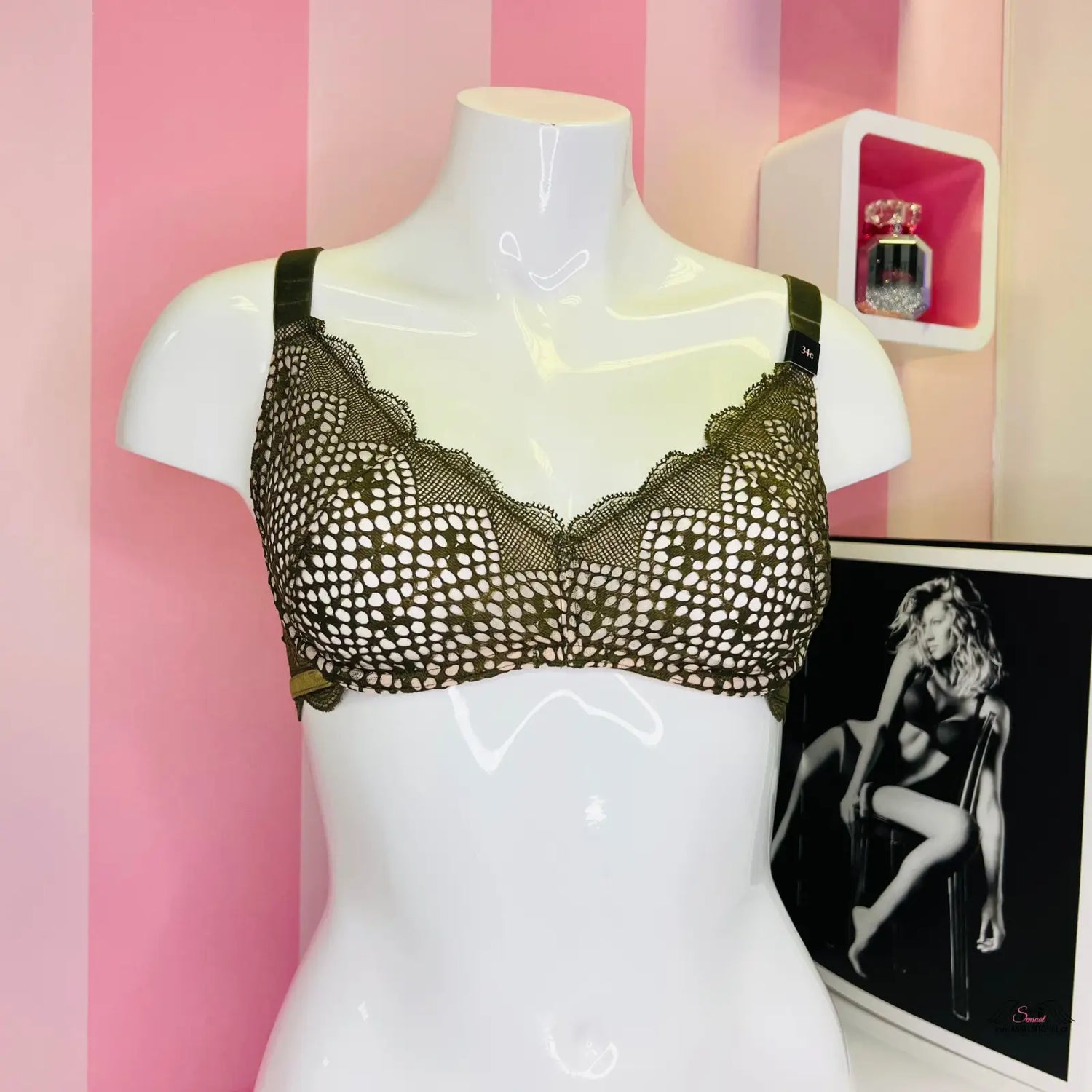 Manekýn s krajkovou podprsenkou a obrázkem ženy od Victoria’s Secret
