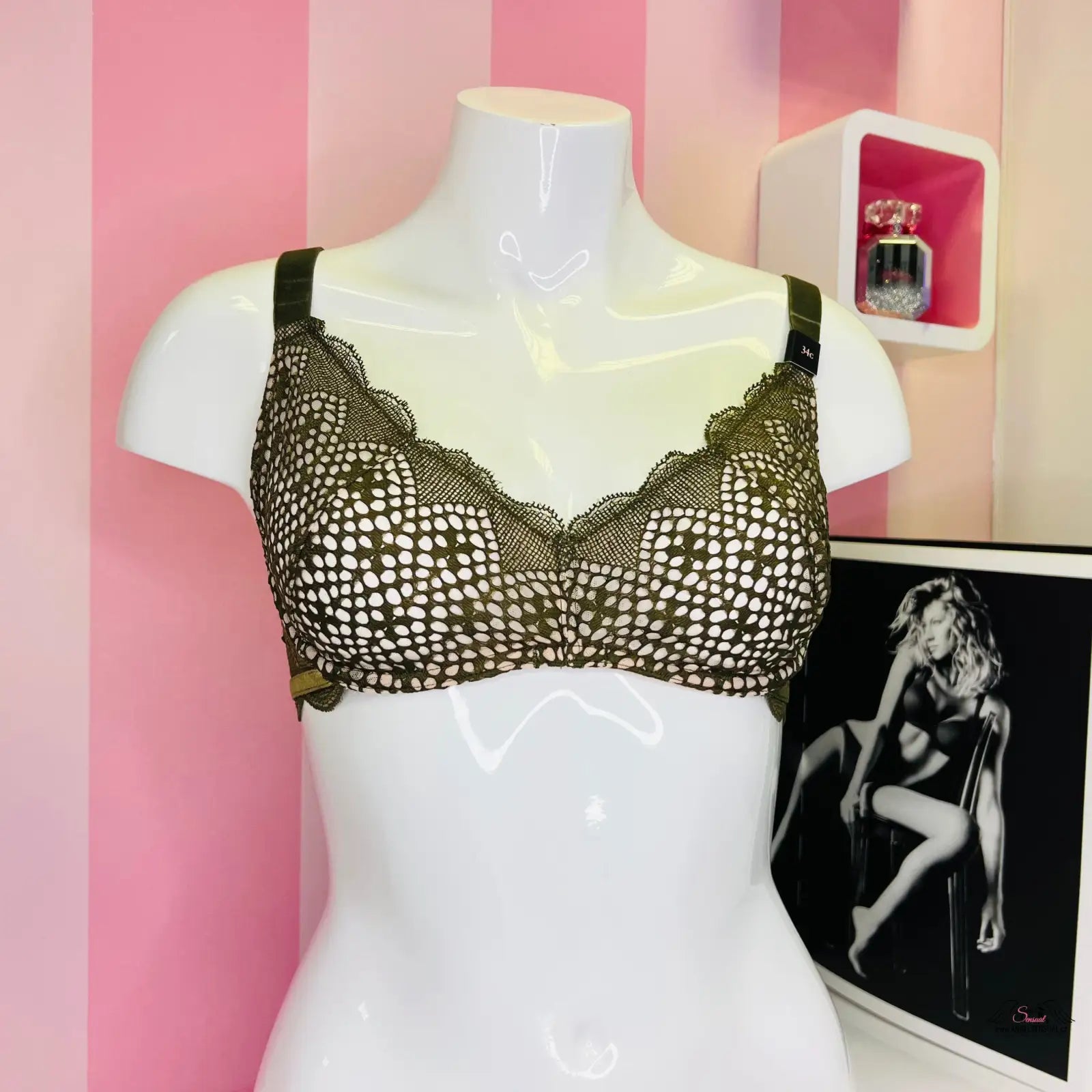Manekýn s krajkovou podprsenkou a obrázkem ženy od Victoria’s Secret